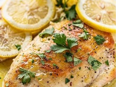 Pechugas de pollo en salsa de margarina de hierbas, ajo y limón