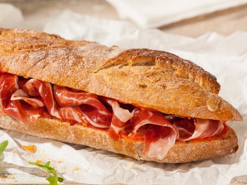 Bocadillo español con jamón serrano, manchego y Mermelada de chiles