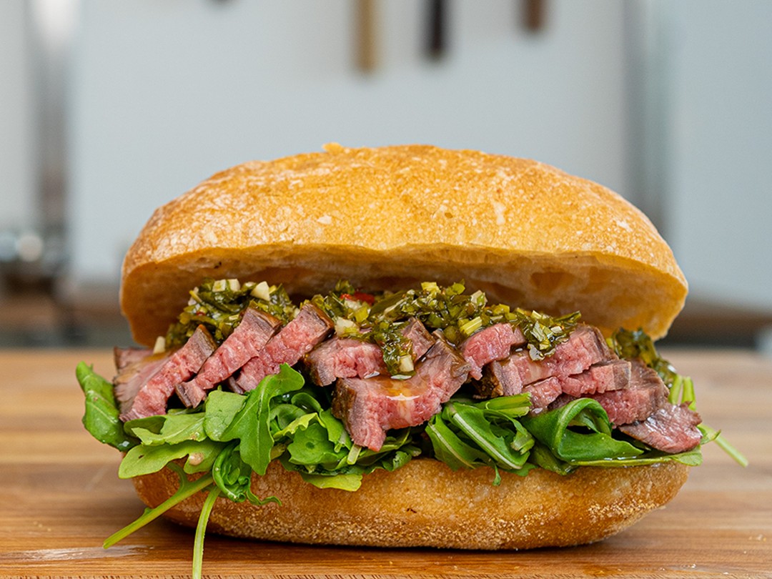 Sándwich de puyazo asado con Chimichurri de piña asada